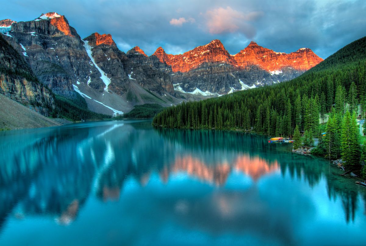 Lac de montagne aux eaux turquoise