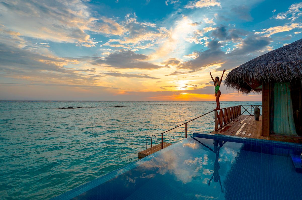 Piscine à débordement face au coucher de soleil