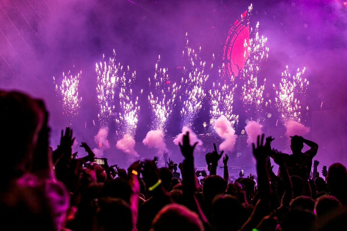Show pyrotechnique lors d'un festival