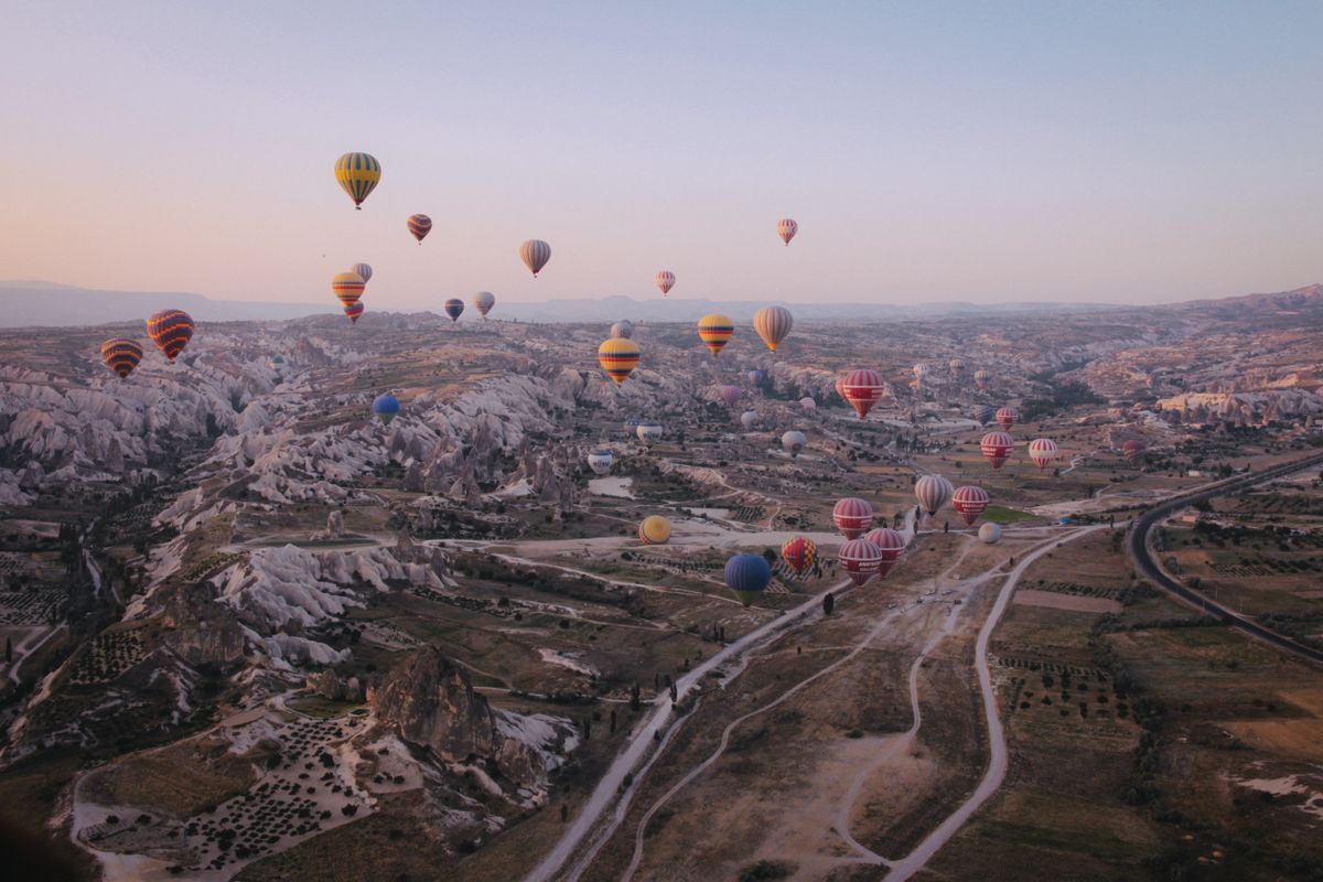 Montgolfières au lever du soleil en Cappadoce