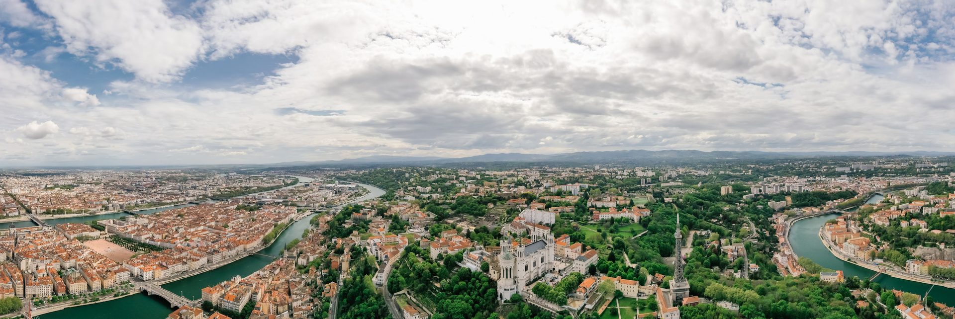 Vue aérienne de Lyon au confluent du Rhône et de la Saône