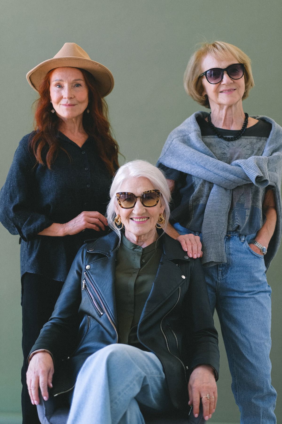 Voyageuses seniors élégantes et complices